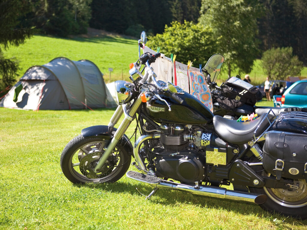 Motorrad auf der Zeltwiese des Campingplatz Bankenhof