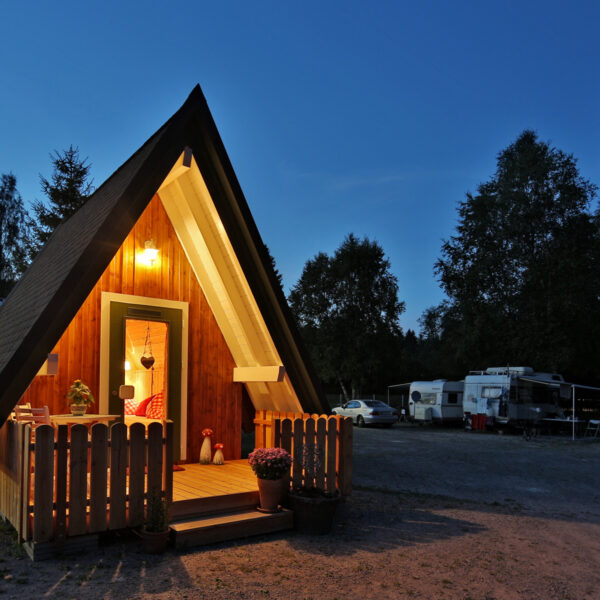 Ferienhütte bei Nacht auf dem Campingplatz Bankenhof
