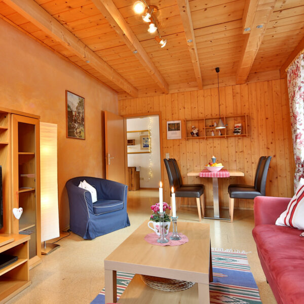 Wohnzimmer mit Essbereich der Ferienwohnung auf dem Campingplatz Bankenhof